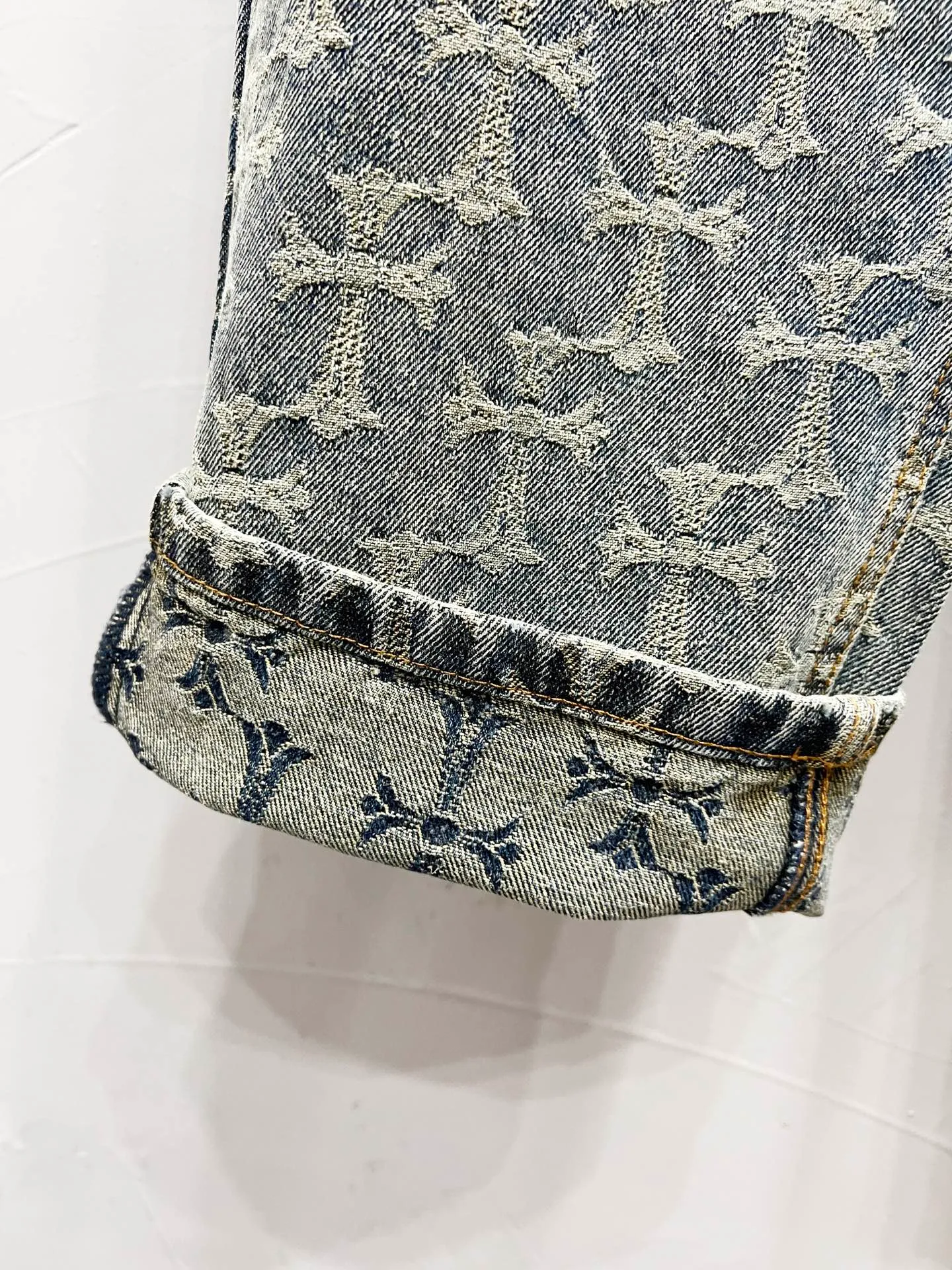 P220 Style number: [M914] Chrome hearts & Chrome hearts 25ss light blue jacquard leather jeans, high-waisted washed jeans! ! Absolutely high-end luxury products, 1.9W level god-level single products, super popular products, made by top heavy industry, not to be missed. About Zangyin, this is an extremely luxurious fashion brand, which can also be called the nobles of the high street. It has always been an exclusive brand of some hipsters or rich second generation. Compared with ordinary high streets, it is more luxurious and noble. Compared with luxury brands, it has a more fashionable personality and has always been a brand that I have a special liking for. Imported yarn is custom-woven into a high-density twill canvas. While ensuring a crisp silhouette, the fabric feels very delicate. It follows the B01 classic silhouette. The upper body is crisp and stylish. The ready-made garments are stone-milled and fermented and can be matched with any style. Buttons and zinc-brushed washable genuine vintage metal products. Double-layered canvas on the front. Perfect details. All hardware is perfect. Size: 30-32-34-36 Color: Jacquard jeans